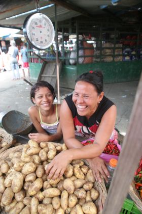 Local woman and daughter at market in Nicaragua – Best Places In The World To Retire – International Living